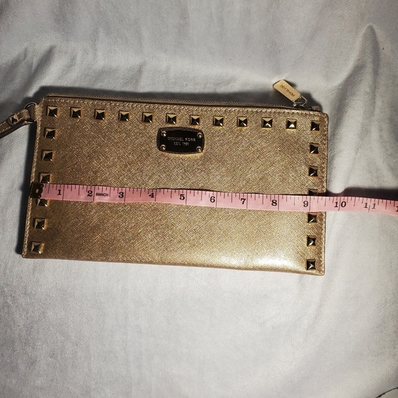 Michael Kors Large Wristlet Saffiano Stud Gold Leather Gold Zip - Picture 7 of 8